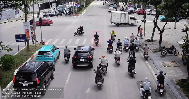 Anh Q Đi Xe Máy Vượt Đèn Đỏ