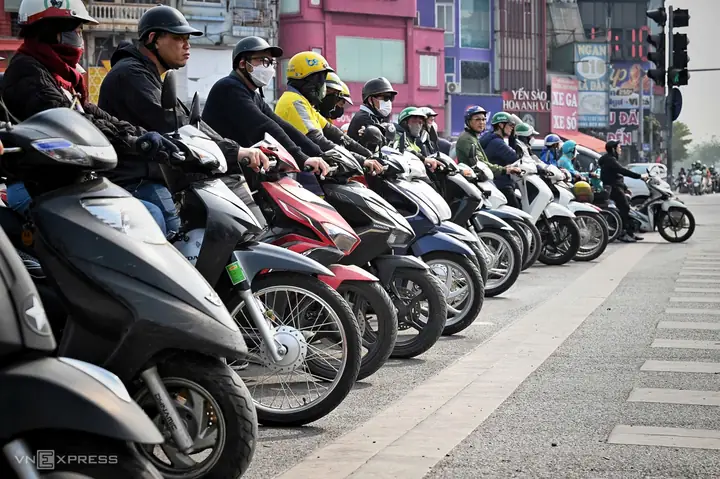 Anh Q Đi Xe Máy Vượt Đèn Đỏ