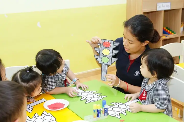 Bé Học Đèn Giao Thông