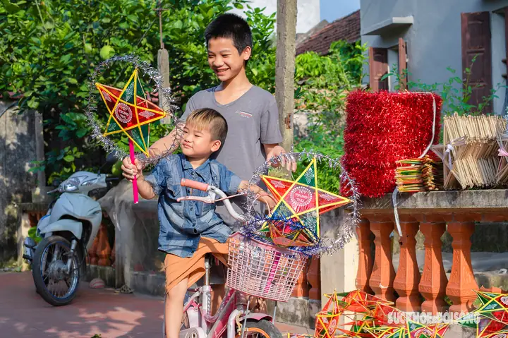 Bé Rước Đèn Ông Sao