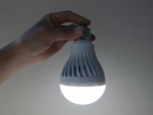 Bóng Đèn Cầm Tay Tự Sáng