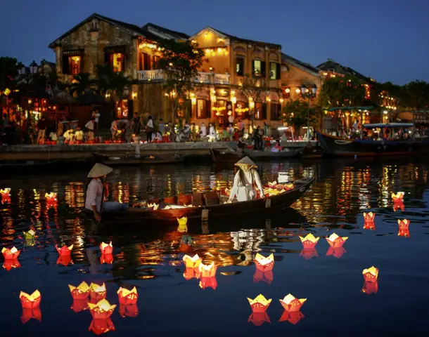Khi Phố Cổ Lên Đèn
