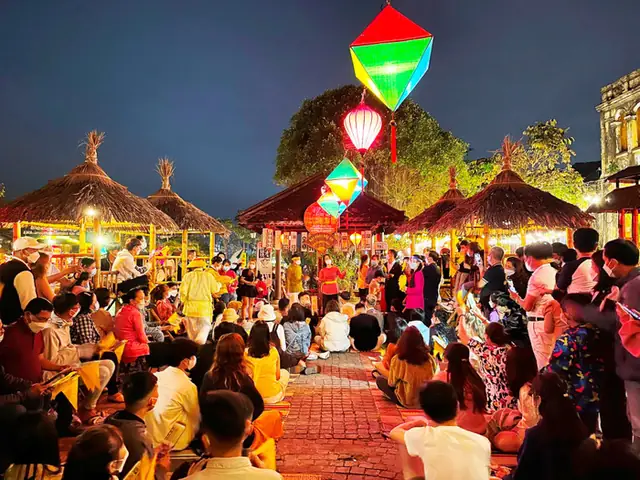Khi Phố Cổ Lên Đèn