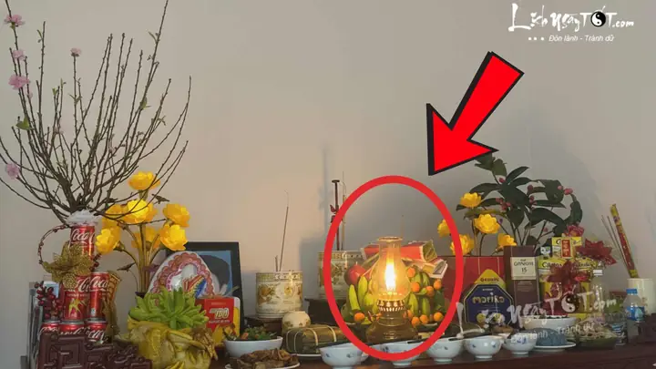Làm Vỡ Đèn Dầu Trên Bàn Thờ