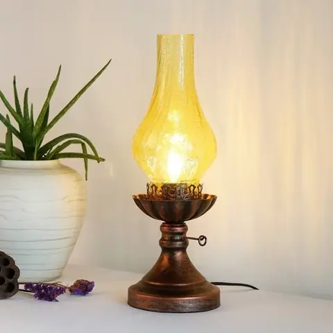 Làm Vỡ Đèn Dầu Trên Bàn Thờ