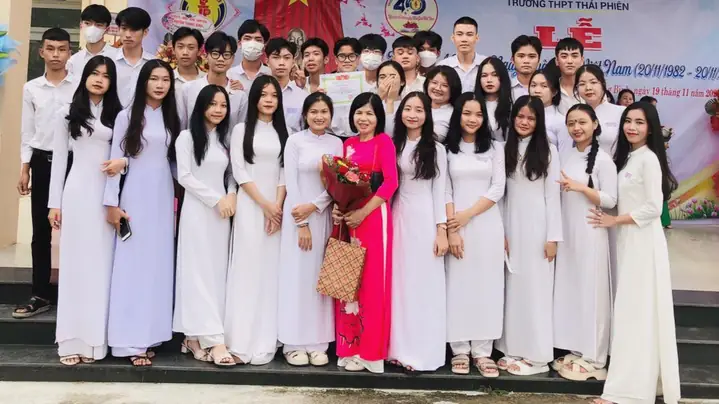 Mặc Áo Dài Ngày Đèn Đỏ