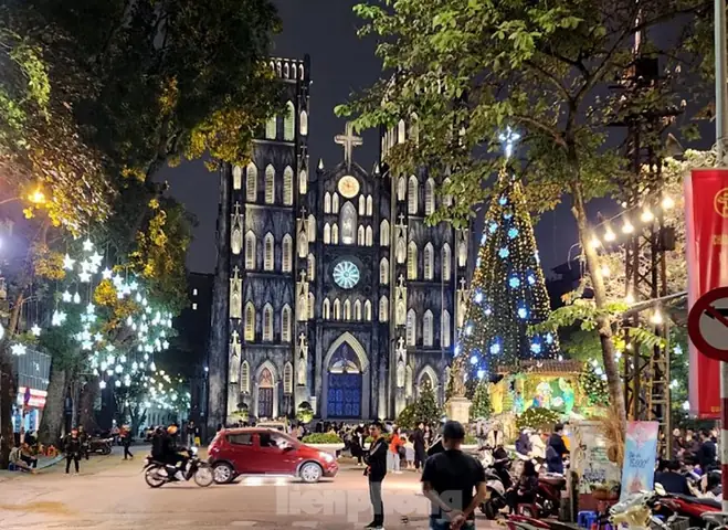 Phố Lên Đèn Là Anh Lên Đồ