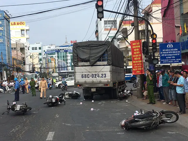 Tai Nạn Giao Thông Đèn Xanh Đèn Đỏ