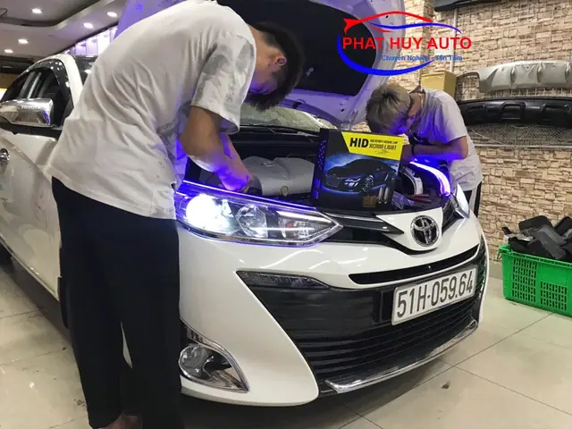 Thay Bóng Đèn Tăng Sáng Cho Ô Tô