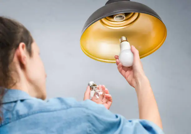 Thay Bóng Đèn Tiết Kiệm Điện