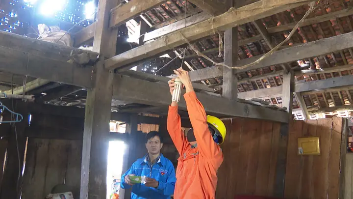 Thay Bóng Đèn Tiết Kiệm Điện