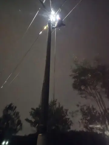 Tôi Ra Đi Giữa Phố Không Đèn