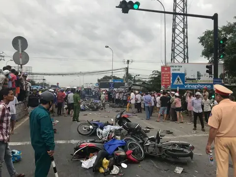 Video Xe Container Tông 21 Xe Máy Dừng Đèn Đỏ