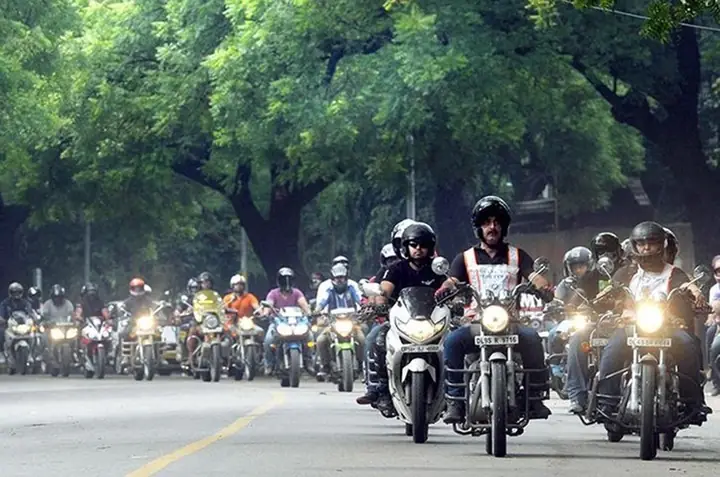 Ban Ngày Bật Đèn Xe