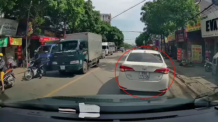 Bật Đèn Cảnh Báo Ô Tô