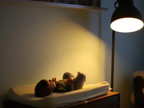 Bật Đèn Tuýp Cho Trẻ Sơ Sinh