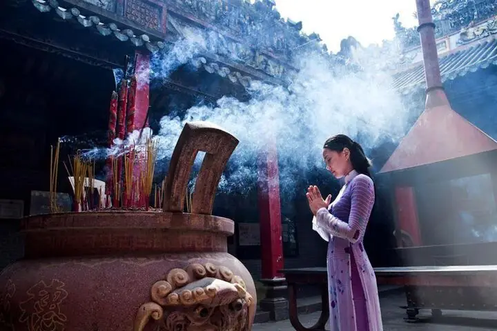 Bị Đèn Đỏ Có Nên Đi Chùa