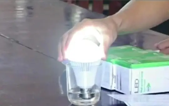 Bóng Đèn Phát Sáng Bằng Nước