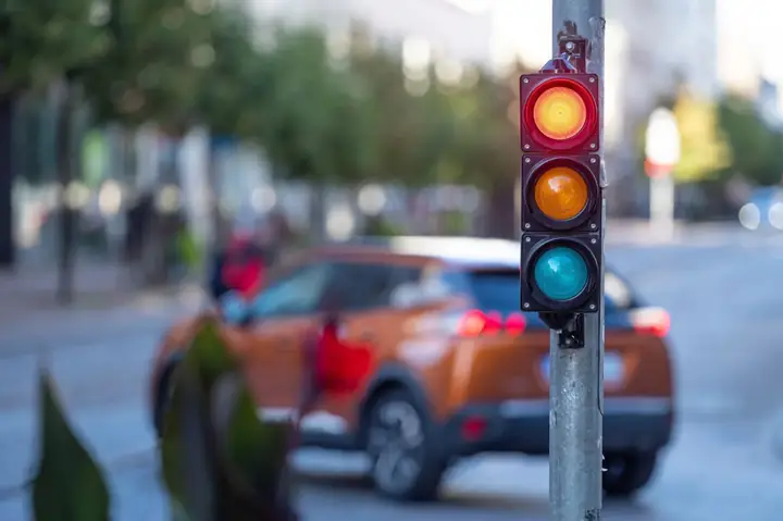 Cách Lái Xe Ô Tô Khi Dừng Đèn Đỏ