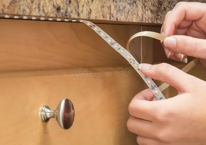 Cách Treo Dây Đèn Lên Tường