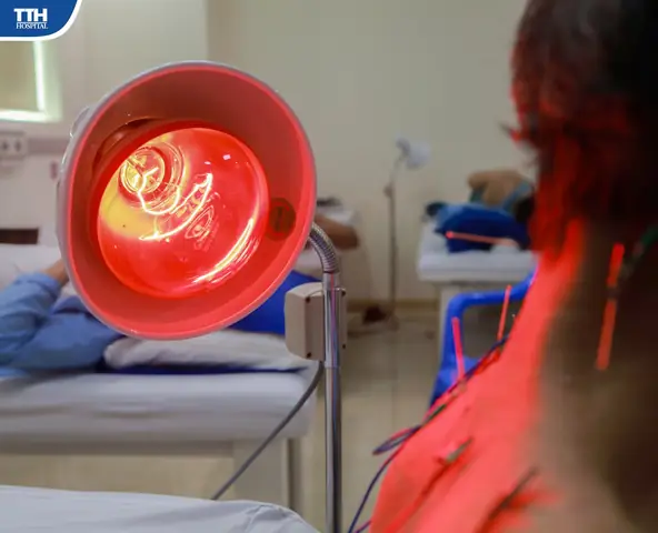 Chiếu Đèn Hồng Ngoại Chữa Thoát Vị Đĩa Đệm