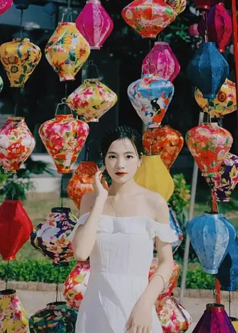 Chụp Hình Với Lồng Đèn