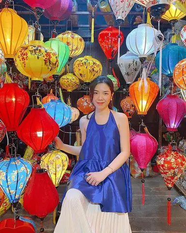Chụp Hình Với Lồng Đèn