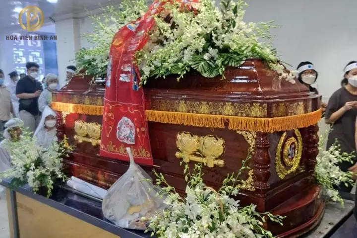 Để Đèn Dầu Dưới Quan Tài