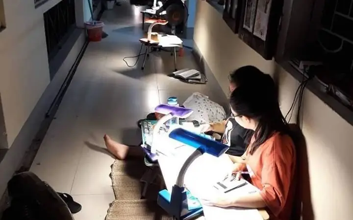 Đêm Chăng Đèn Ngồi Nhớ Lại