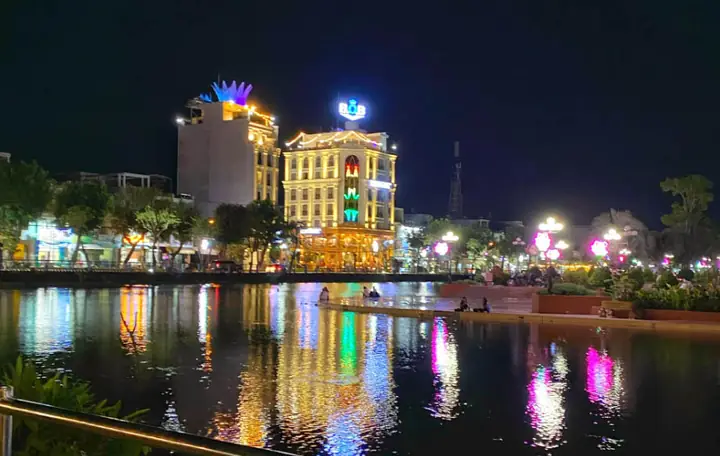 Đêm Thành Phố Lên Đèn Như Sao Sa