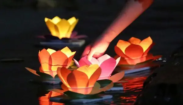 Đèn Hoa Đăng Tiếng Anh