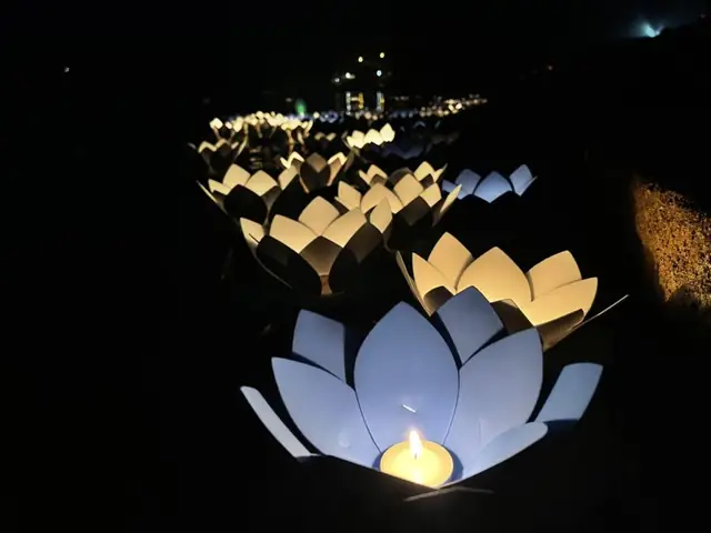 Đèn Hoa Đăng Tiếng Anh