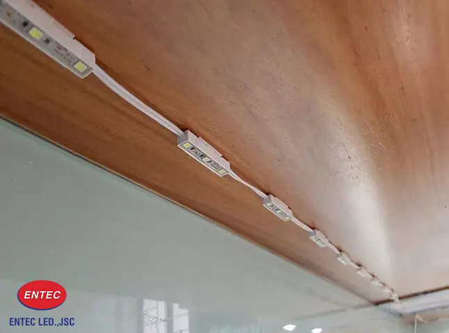Đèn Led 3 Bóng Dán Tường
