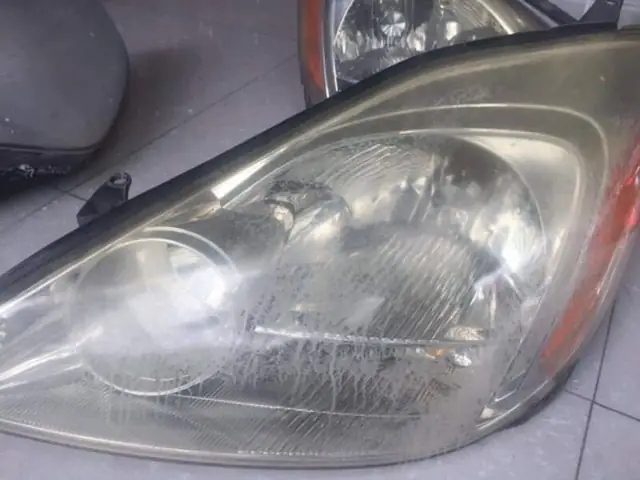 Đèn Pha Ô Tô Bị Nứt