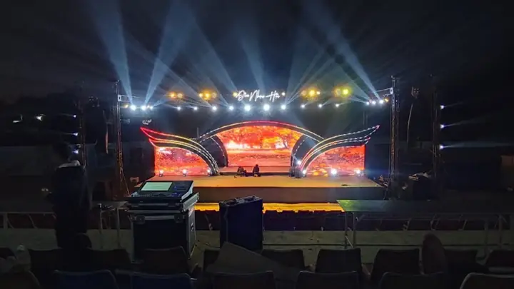 Đèn Sân Khấu Ngoài Trời