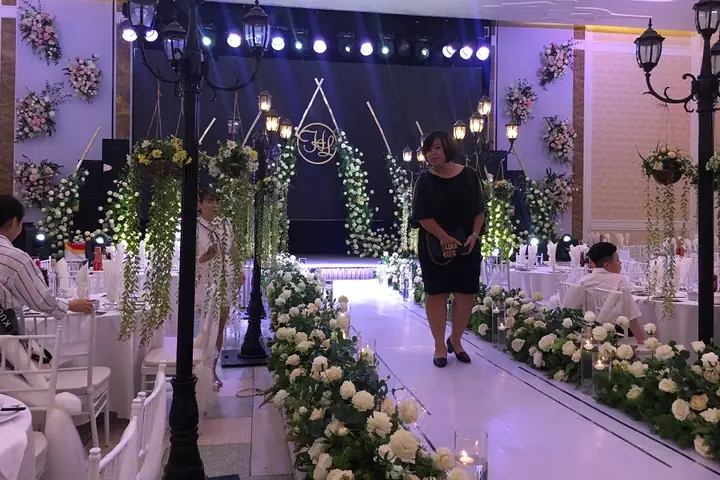 Đèn Trang Trí Sân Khấu Tiệc Cưới