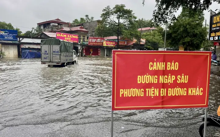Em Về Trong Bóng Đêm Đường Mưa Loan Ánh Đèn