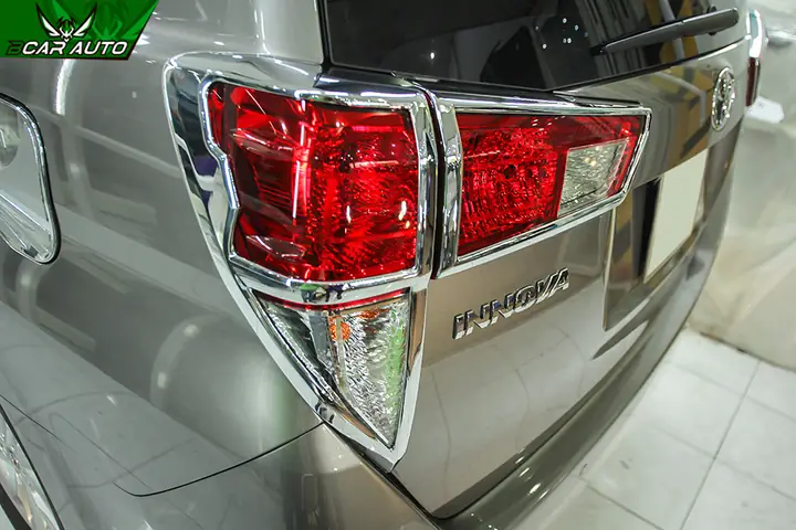 Giá Đèn Sau Xe Innova
