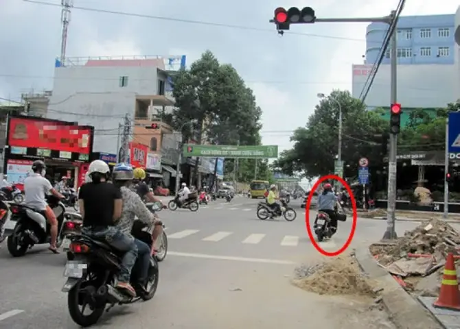 Hành Vi Vượt Đèn Đỏ