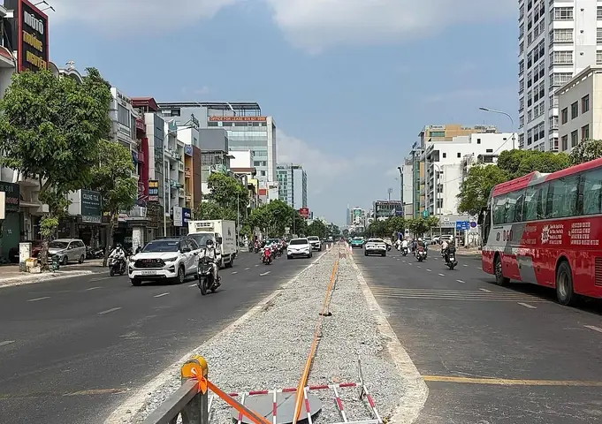 Hôm Chia Tay Ô Cửa Vẫn Sáng Đèn