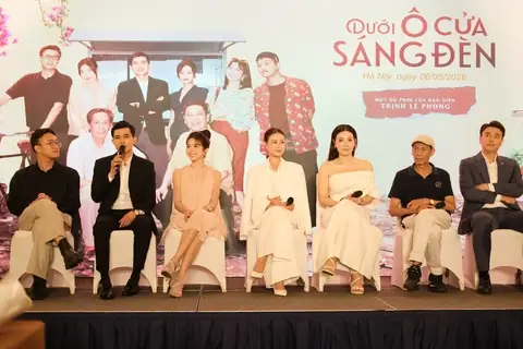 Hôm Chia Tay Ô Cửa Vẫn Sáng Đèn