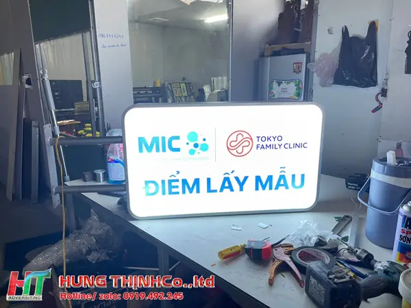 Hộp Đèn Mica Chữ Nổi