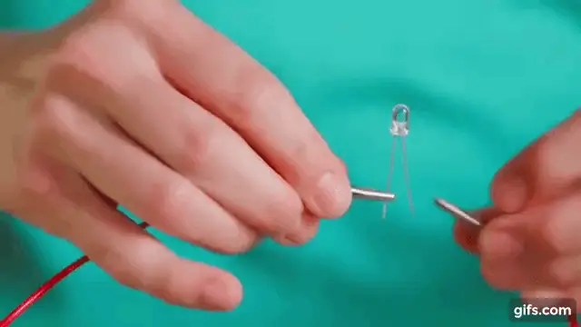Làm Sáng Bóng Đèn Bằng Chanh