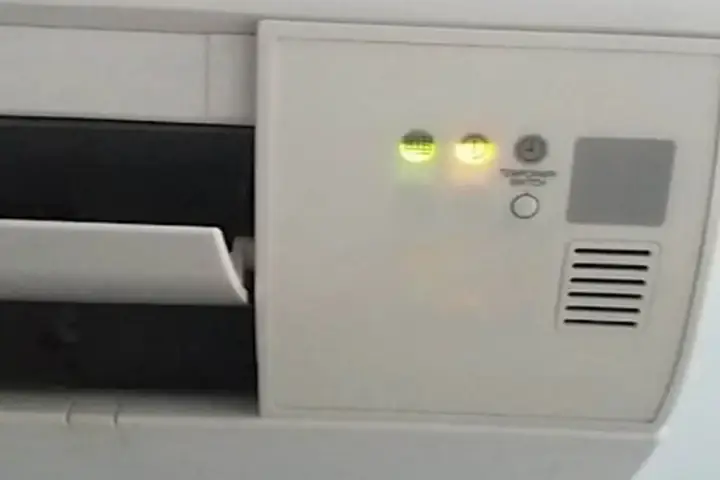 Máy Lạnh Daikin Chớp Đèn