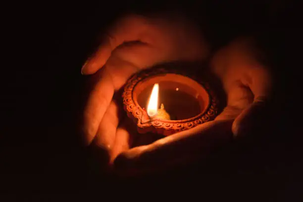 Ngọn Đèn Dầu Trước Gió
