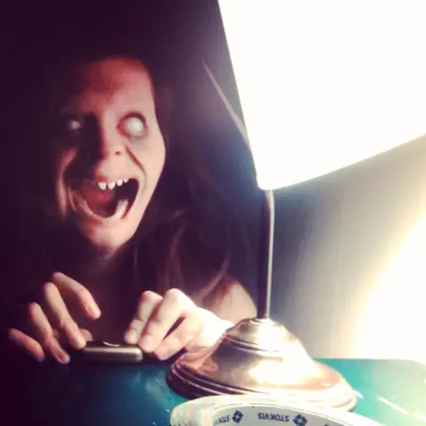 Phim Ma Tắt Đèn Light Out