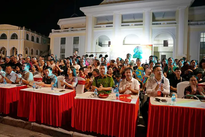 Phố Đèn Đỏ Sơn Tây
