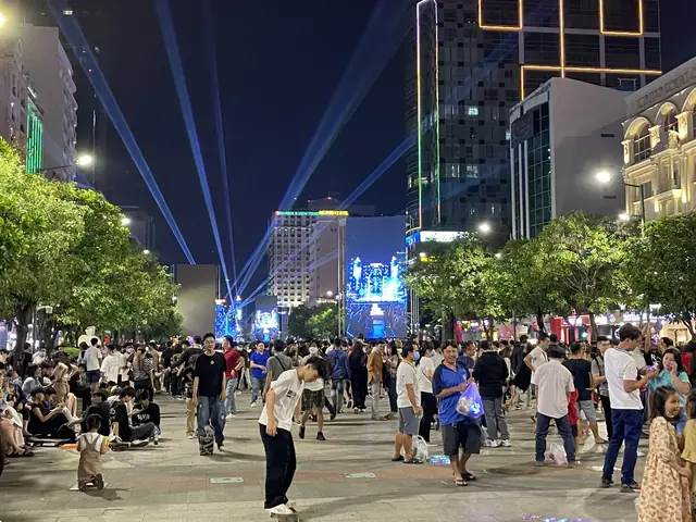 Phố Lên Đèn Phố Đông Người