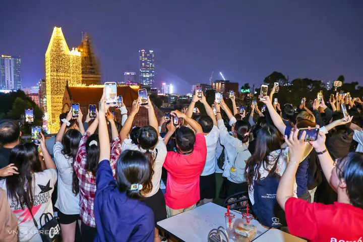 Phố Lên Đèn Phố Đông Người