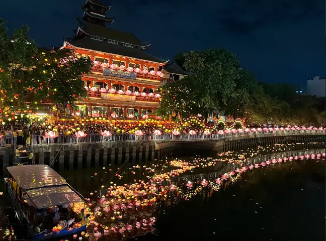 Thả Đèn Hoa Đăng Lễ Phật Đản